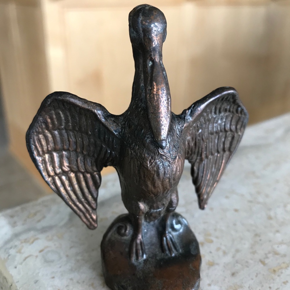 VINTAGE SOUVENIR COPPER TONE METAL PELICAN (flashing you 🤣)